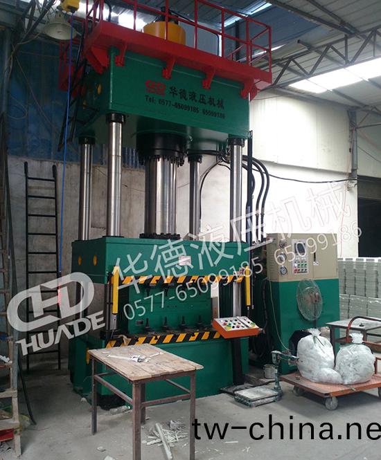 HDY71係(xi)列四(si)柱液(ye)壓(ya)機(ji)